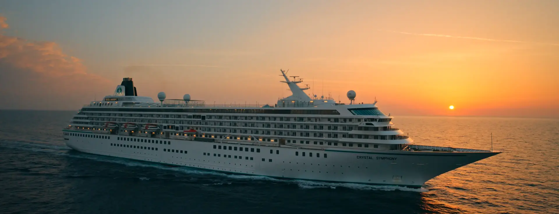 Familia feliz jugando en la playa durante unas vacaciones tropicales